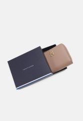 Tommy Hilfiger CHIC MED DOUBLE FUNCTION Wallet oat milk CHIC MED DOUBLE FUNCTION Бумажник овсяное молоко