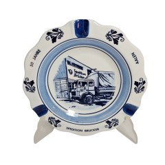 Тарелка декоративная винтажная Delft Blue &quot;Авто экспедиторской компании Brucker&quot;, фарфор, 20 см, Голландия, 1960-70гг.