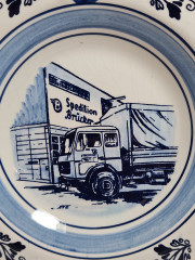 Тарелка декоративная винтажная Delft Blue &quot;Авто экспедиторской компании Brucker&quot;, фарфор, 20 см, Голландия, 1960-70гг.