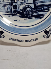 Тарелка декоративная винтажная Delft Blue &quot;Авто экспедиторской компании Brucker&quot;, фарфор, 20 см, Голландия, 1960-70гг.