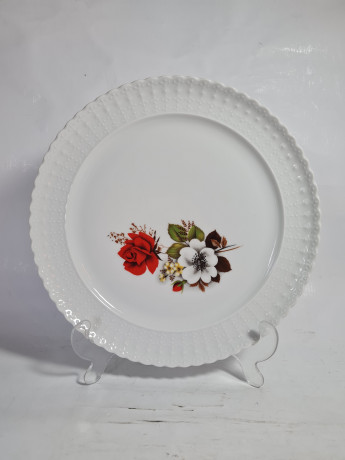 Тарелка винтажная ALT Tirschenreuth 1838, белый фарфор с бело-красным цветочным орнаментом и фактурным краем, 25,5 x 2,5 см, Германия, 1960-70гг.