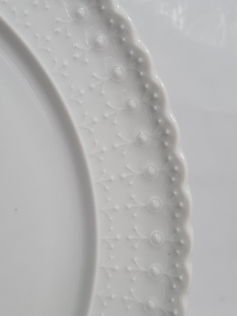 Тарелка винтажная ALT Tirschenreuth 1838, белый фарфор с бело-красным цветочным орнаментом и фактурным краем, 25,5 x 2,5 см, Германия, 1960-70гг.