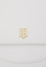Tommy Hilfiger ELEMENT SADDLE BAG CORP Across body bag white corporate ELEMENT SADDLE BAG CORP — Сумка через плечо белый корпоративный