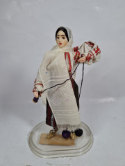 Фигурка винтажная Ainamoia / Arts Crisana, Oradea &quot;Девушка в этническом костюме с пряжей&quot;, 23 см, Румыния, 1960-70гг.