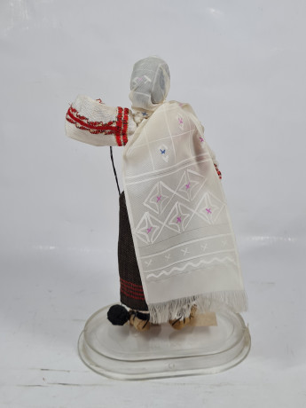 Фигурка винтажная Ainamoia / Arts Crisana, Oradea "Девушка в этническом костюме с пряжей", 23 см, Румыния, 1960-70гг.