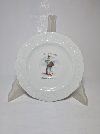 Lierre Lauvage CNP France Две винтажные тарелки с фактурным краем "Продавщица и Продавец на ярмарке в Париже", Франция, 1960-70гг.