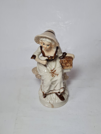 Porzellanfigur Фарфоровая статуэтка Женщина с корзинкой и птицей на руке, 17,5 x 9 см, Германия, 1960-70гг.