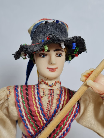 Фигурка винтажная Ainamoia / Arts Crisana, Oradea "Юноша в этническом костюме", 24 см, Румыния, 1960-70гг.