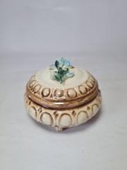 Шкатулка-бонбоньерка винтажная Capodimonte Italy &quot;Незабудка&quot;, в бело-коричневых тонах с фактурным декором, фарфор,7 x 10 см, Италия, 1960-70гг