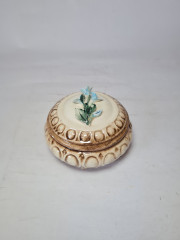 Шкатулка-бонбоньерка винтажная Capodimonte Italy &quot;Незабудка&quot;, в бело-коричневых тонах с фактурным декором, фарфор,7 x 10 см, Италия, 1960-70гг