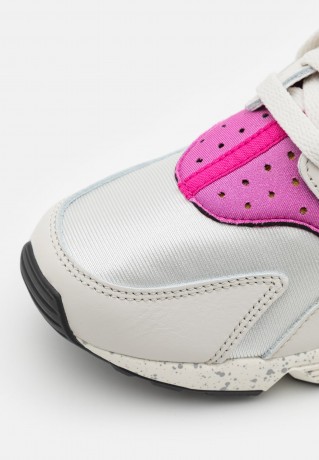 Nike Sportswear AIR HUARACHE UNISEX Sneaker low light bone/university gold/black/lethal pink AIR HUARACHE UNISEX Низкие кроссовки женские светлая кость/университетское золото/черный/смертоносно-розовый