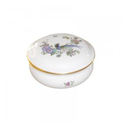 Meissen Meissen  'Neuer Ausschnitt - Indische Fels- Blumen- und Vogelmalerei 125 bunt mit Goldrand' Dose h: 5 cm / d: 10 cm Мейсен &quot;Новый раздел - индийские скалы, цветы и птицы, роспись 125 красок с золотым ободком&quot; шкатулка В: 5 см / Г: 10 см