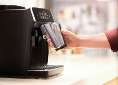Philips Philips Kaffeevollautomat 2200 Serie EP2231/40 LatteGo, klavierlackschwarz  Полностью автоматическая кофемашина Philips серии 2200 EP2231/40 LatteGo, черный рояль