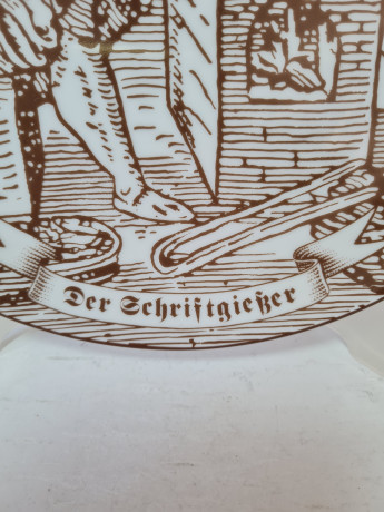 Декоративная тарелка винтажная Johann Seltmann Vohenstrauß Bavaria, фарфор с рисунком в коричневых тонах, 24 x 2,5 см, Германия, 1989г.