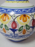 Delft Blue Holland Ваза с разноцветными цветами и синим узором, дельфтский фарфор, ручная роспись, 20 x 11 см, Голландия, 1960-70гг.
