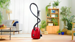 BOSCH BOSCH Bodenstaubsauger BGD38RD1H, 600 W, mit Beutel, aus 30% recyceltem Kunststoff  Канистровый пылесос BOSCH BGD38RD1H, 600 Вт, с мешком, на 30 % изготовлен из переработанного пластика.