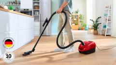 BOSCH BOSCH Bodenstaubsauger BGD38RD1H, 600 W, mit Beutel, aus 30% recyceltem Kunststoff  Канистровый пылесос BOSCH BGD38RD1H, 600 Вт, с мешком, на 30 % изготовлен из переработанного пластика.