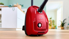 BOSCH BOSCH Bodenstaubsauger BGD38RD1H, 600 W, mit Beutel, aus 30% recyceltem Kunststoff  Канистровый пылесос BOSCH BGD38RD1H, 600 Вт, с мешком, на 30 % изготовлен из переработанного пластика.