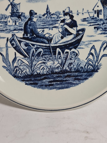 Тарелка декоративная винтажная Delft / Boch "Влюбленная пара в лодке", фарфор, 16.5 см, Нидерланды, 1970-80гг.