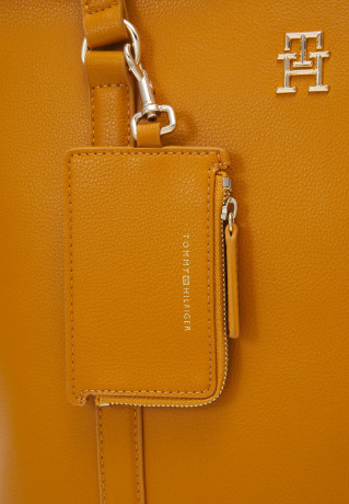 Tommy Hilfiger TOMMY LIFE SOFT TOTE Tote bag crest gold-coloured TOMMY LIFE SOFT TOTE Сумка-тоут гребень золотистого цвета