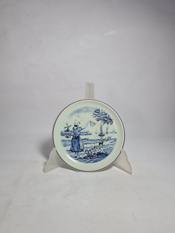 Тарелка декоративная винтажная Delft / Boch "Женщина, провожающая лодки", фарфор, 16.5 см, Нидерланды, 1970-80гг.