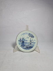 Тарелка декоративная винтажная Delft / Boch &quot;Женщина, провожающая лодки&quot;, фарфор, 16.5 см, Нидерланды, 1970-80гг.