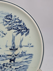 Тарелка декоративная винтажная Delft / Boch &quot;Женщина, провожающая лодки&quot;, фарфор, 16.5 см, Нидерланды, 1970-80гг.