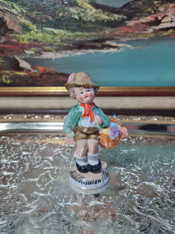 Статуэтка винтажная Thuringen "Мальчик в шляпе с корзинкой", фарфор, 11 см, Германия, 1960-70гг.