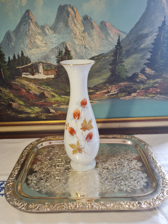 Royal Porzellan Bavaria KPM Белая фарфоровая ваза "Осенние листья", 29 x 9 см , Германия, 1960-70гг.