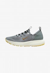 Nike Performance REACT ESCAPE Sneaker low cool grey wolf grey black metallic gold coin REACT ESCAPE Низкие кроссовки женские холодный серый волк серый черный металлик золотая монета