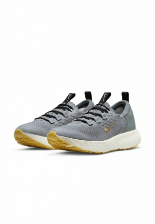 Nike Performance REACT ESCAPE Sneaker low cool grey wolf grey black metallic gold coin REACT ESCAPE Низкие кроссовки женские холодный серый волк серый черный металлик золотая монета