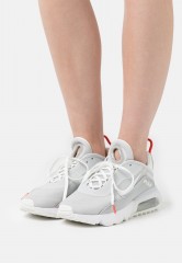 Nike Sportswear AIR MAX 2090 Sneaker low light smoke grey/summit white/grey fog/white/chile red AIR MAX 2090 Низкие кроссовки женские светло-дымчато-серый/вершинно-белый/серо-туманный/белый/чили-красный