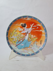 Художественная декоративная тарелка винтажная Imperial Jingdezhen Poreclain, Императорский фарфор, разноцветный декор &quot;Девушка в национальном костюме&quot;, в заводской коробке, 22 см, Китай, 1990г.