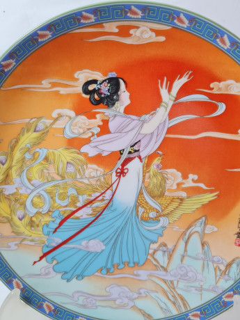 Художественная декоративная тарелка винтажная Imperial Jingdezhen Poreclain, Императорский фарфор, разноцветный декор "Девушка в национальном костюме", в заводской коробке, 22 см, Китай, 1990г.