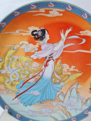 Художественная декоративная тарелка винтажная Imperial Jingdezhen Poreclain, Императорский фарфор, разноцветный декор &quot;Девушка в национальном костюме&quot;, в заводской коробке, 22 см, Китай, 1990г.
