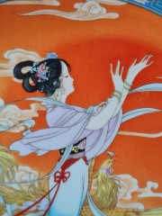 Художественная декоративная тарелка винтажная Imperial Jingdezhen Poreclain, Императорский фарфор, разноцветный декор &quot;Девушка в национальном костюме&quot;, в заводской коробке, 22 см, Китай, 1990г.