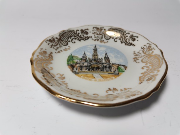 Limoges France Basilique Notre-Dame-du-Rosaire, Лимож Коллекционное блюдце в золоте "Базилика Святого Розария в Лурде", лиможский фарфор, 9,5 см, Франция 1960г.