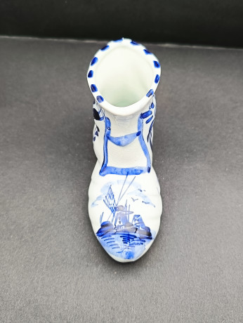 Статуэтка винтажная Delft Blue "Голландский сапог" с цветочным декором и мельницей, ручная роспись, фарфор, 11 х 7 см, Голландия, 1960-70гг.