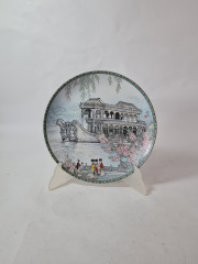 Художественная декоративная тарелка винтажная Imperial Jingdezhen Poreclain, Императорский фарфор, разноцветный декор &quot;Набережная&quot;, в заводской коробке, 22 см, Китай, 1988г.