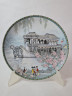 Художественная декоративная тарелка винтажная Imperial Jingdezhen Poreclain, Императорский фарфор, разноцветный декор "Набережная", в заводской коробке, 22 см, Китай, 1988г.