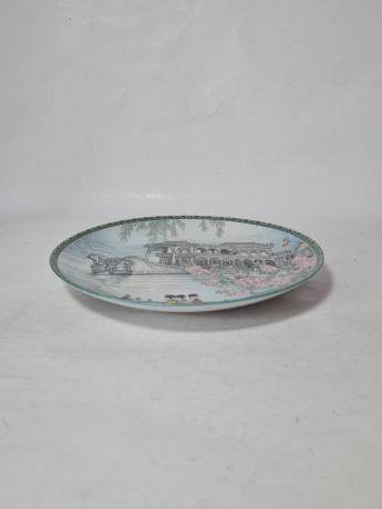 Художественная декоративная тарелка винтажная Imperial Jingdezhen Poreclain, Императорский фарфор, разноцветный декор "Набережная", в заводской коробке, 22 см, Китай, 1988г.