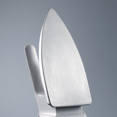 Severin Severin Trockenbugeleisen BA 3211, 1200 W, Alu-Feinschliffsohle gleitet ohne grossen Aufwand – selbst in enge Zwischenraume Сухой утюг Severin BA 3211, 1200 Вт, мелкошлифованная алюминиевая подошва легко скользит даже в узких пространствах.