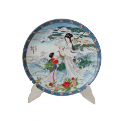 Художественная декоративная тарелка винтажная Imperial Jingdezhen Poreclain, Императорский фарфор, разноцветный декор &quot;Девушки в национальном костюме&quot;, в заводской коробке, 22 см, Китай, 1990г.