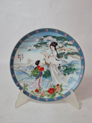 Художественная декоративная тарелка винтажная Imperial Jingdezhen Poreclain, Императорский фарфор, разноцветный декор &quot;Девушки в национальном костюме&quot;, в заводской коробке, 22 см, Китай, 1990г.