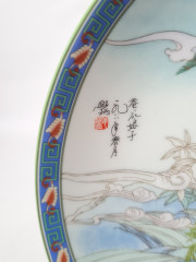 Художественная декоративная тарелка винтажная Imperial Jingdezhen Poreclain, Императорский фарфор, разноцветный декор &quot;Девушки в национальном костюме&quot;, в заводской коробке, 22 см, Китай, 1990г.