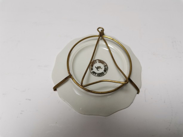 Limoges France, Лимож Набор Коллекционных блюдец в золоте "Эйфелева башня", "Базилика Святого Розария в Лурде" и "Явление Богоматери Лурдской", лиможский фарфор, позолоченный держатель, Франция 1960г.