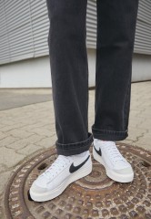 Nike Sportswear W BLAZER LOW PLATFORM Sneaker low white/black/sail/team orange W BLAZER LOW PLATFORM Низкие кроссовки женские белый/черный/парус/командно-оранжевый