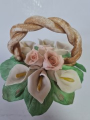 Статуэтка винтажная миниатюрная Capodimonte &quot;Корзина с каллами и розами&quot;, фарфор, 11 см, Италия, 1960-70гг.