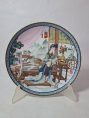 Художественная декоративная тарелка винтажная Imperial Jingdezhen Poreclain, Императорский фарфор, разноцветный декор &quot;Девушка в национальном костюме&quot;, в заводской коробке, 22 см, Китай, 1986г.