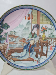 Художественная декоративная тарелка винтажная Imperial Jingdezhen Poreclain, Императорский фарфор, разноцветный декор &quot;Девушка в национальном костюме&quot;, в заводской коробке, 22 см, Китай, 1986г.